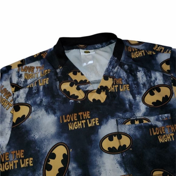 Men's DC "Batman" Scrub Top with V-Neck Neckline and Front Pocket 610 - Picture 2 of 6